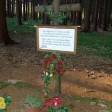 Pomník obětem pochodu smrti v lese jižně od Staré Knížecí Hutě