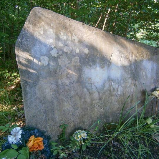 Pomník Antonína Kuchaříka v Rájci na okraji lesa