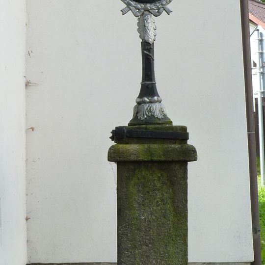 Kříž u kaple v Hoslovicích