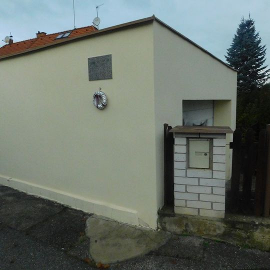 Pamětní deska Karla Zdrubeckého na garáži domu Říčanova 469/38 na Břevnově