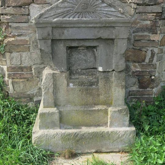 Podstavec ulomeného kovového kříže na jižním okraji Dolních Chobolic