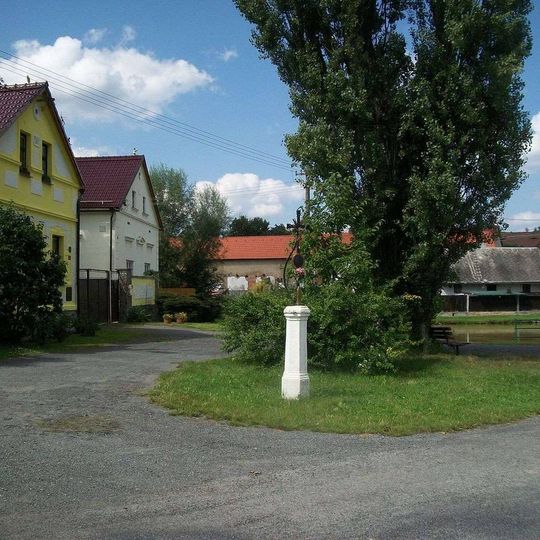 Kříž ve Všekarech u rybníka