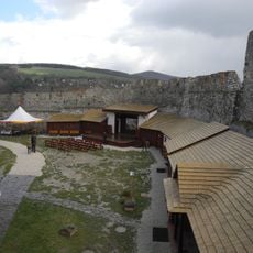 Hrad Beckov, nádvorie hradné