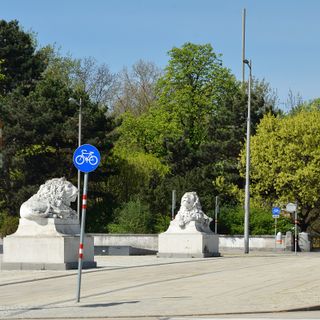 Stone lions on Schönbrunner Schlossbrücke