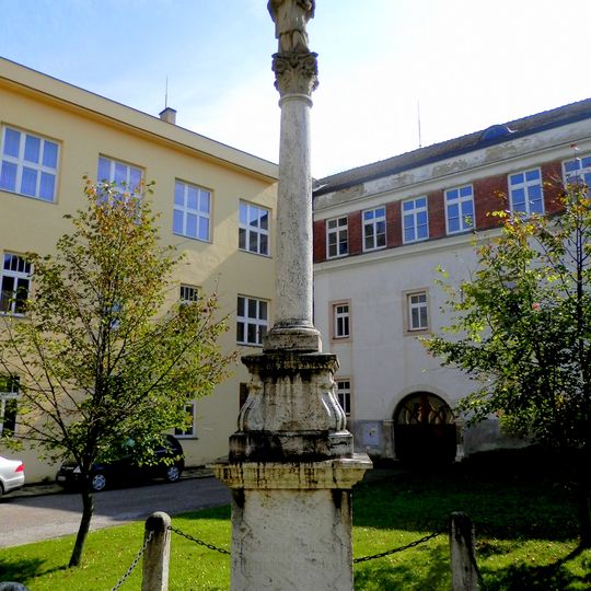 Socha sv. Jána Nepomuckého, stĺp s podstavcom