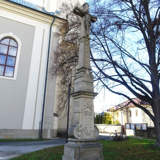 Kříž v Rožnově pod Radhoštěm vedle kostela Všech Svatých