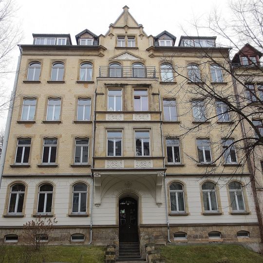 Mietshaus in ehemals geschlossener Bebauung mit Vorgarten Ulmenstraße 18