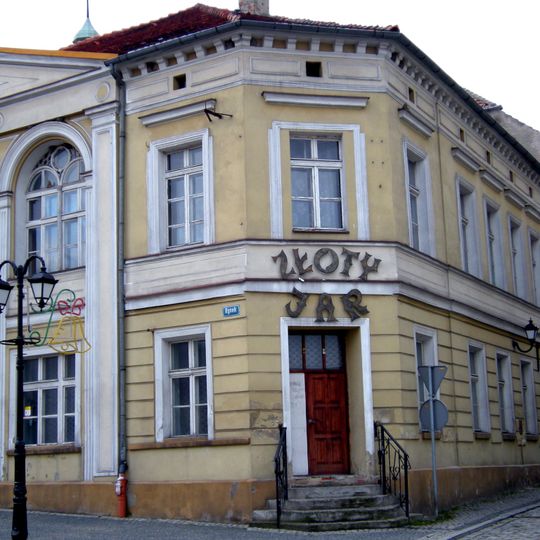 Dom z restauracją Złoty Jar