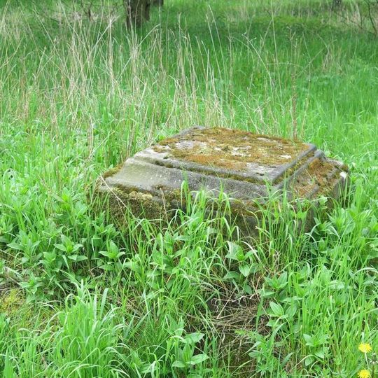 Podstavec zničeného kříže u silnice z Velemína do Chotiměře