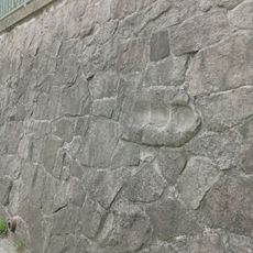 Pochstempelstein und Stützmauer