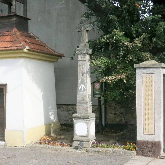 Kříž u zvonice v Martinově