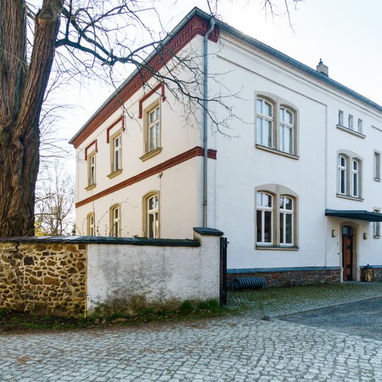 Pfarrhaus mit Seitengebäude und Einfriedung Mühlgasse 2