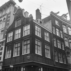 Hoekhuis met klokgevel