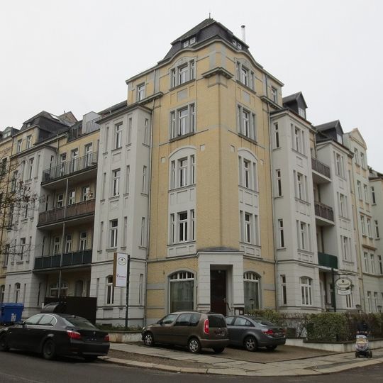 Mietshaus in geschlossener Bebauung in Ecklage mit Vorgarten Franz-Mehring-Straße 7