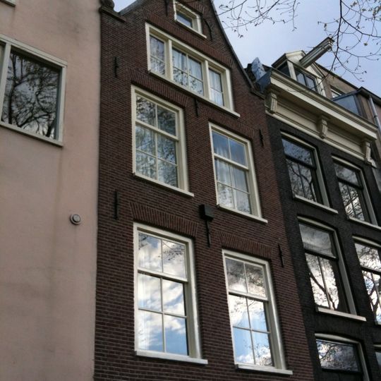 Huis met klokgevel onder rollagen
