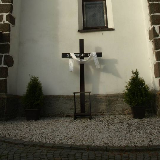 Misijní kříž u kostela v Netíně