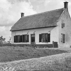 Woonhuis, opgetrokken in gele steen met witgeschilderde voorgevel