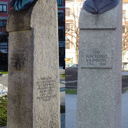 Auf modernen Stelen Büsten Friedrich von Gärtners und Leo von Klenzes