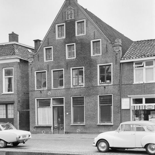 Fors pand met verdieping en twee zolders onder diep zadeldak tegen puntgevel