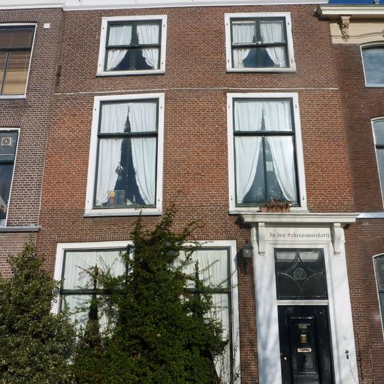 Pand met bakstenen gevel. Kroonlijst op consoles. Deur met omlijsting