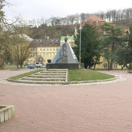 Pomník Julia Payera na Zeyerově náměstí v Teplicích