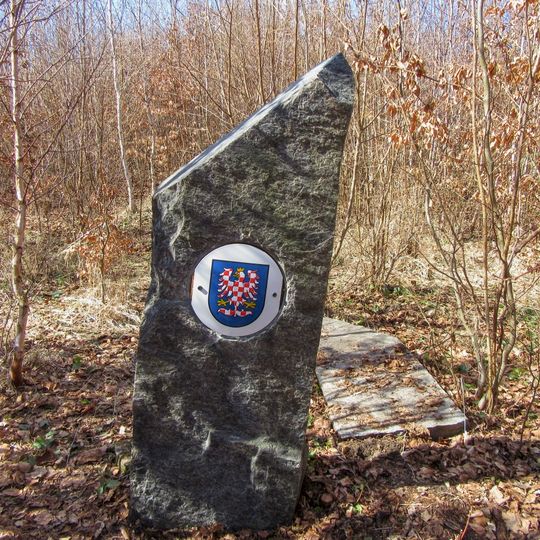 Pomník v Kopřivné pod vrchem Mlýn