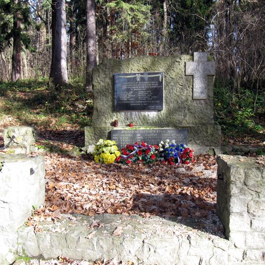 Hrob 32 umučených antifašistov