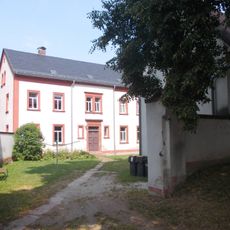 Einzeldenkmale der Sachgesamtheit Kirchberg Rathendorf: Pfarrhof mit Pfarrhaus, Scheune und Seitengebäude sowie Hofmauer, heute Kindergarten (siehe auch Sachgesamtheitsdokument Obj. 09300502) Rathendorf 17