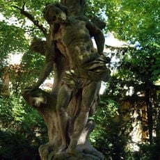 Socha svatého Šebestiána v parku před zámkem v Chyši