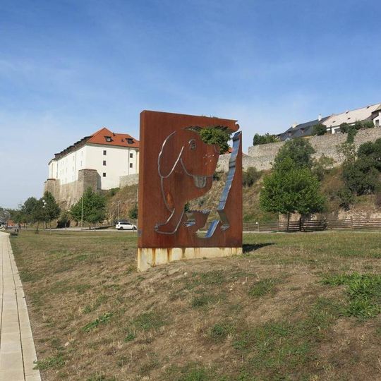 Kovová plastika Maxipes Fík na nábřeží v Kadani