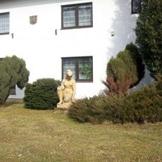 Socha Dívky v Ledcích před obecním úřadem