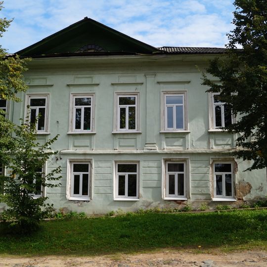 Дом жилой с кафельными печами