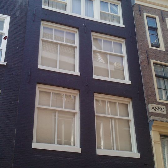 Huis met gevel onder 19e-eeuwse rechte lijst