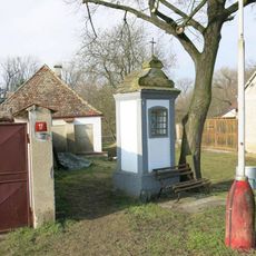 Kaplička na rozcestí v Košticích