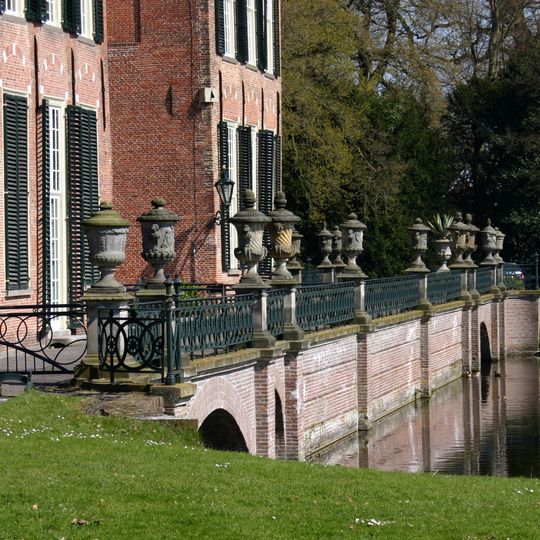 Kasteel Duivenvoorde: Toegangsweg naar het kasteel. Terras met bruggen.