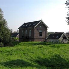 Schuur en bijbehorende veerhuis