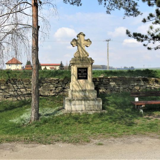 Kříž na rozcestí v severní části Hospozína