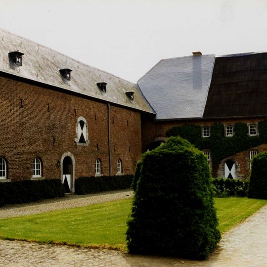 Kasteel Mheer: bouwhoeve en voorplein