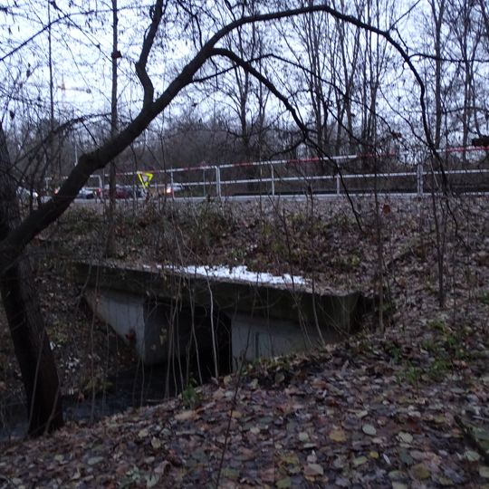 Most ulice K jezeru přes Košíkovský potok