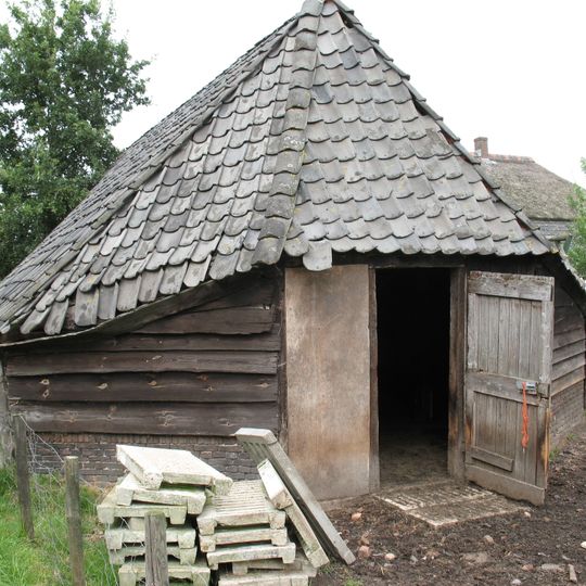 Schaapskooi onder met blauwe Hollandse pannen gedekt schilddak