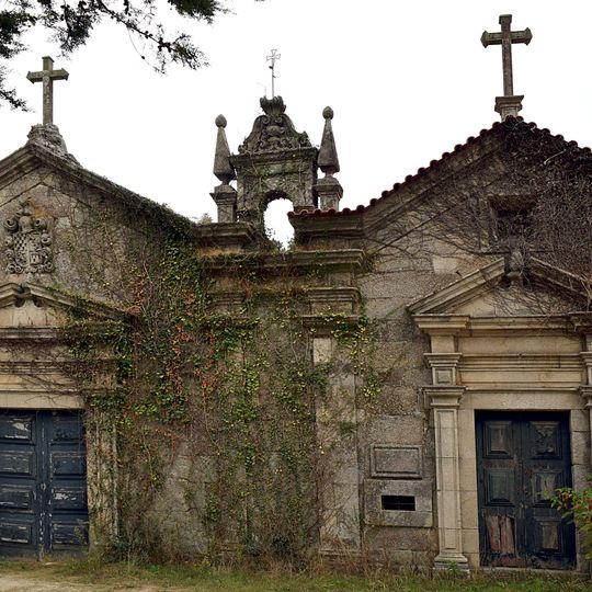 Casa de Sá, portão armoriado, capela de Santa Ana, dependências anexas, terreiro e jardim