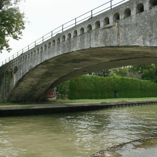 Pont aqueduc de la Vanne à Moret-sur-Loing