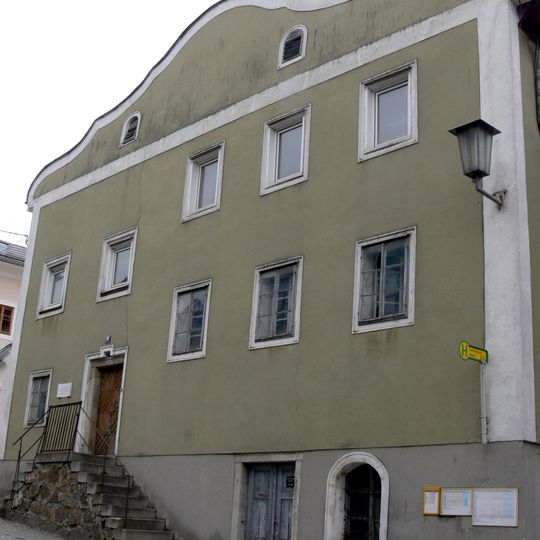 Wohnhaus mit Wirtschaftstrakt
