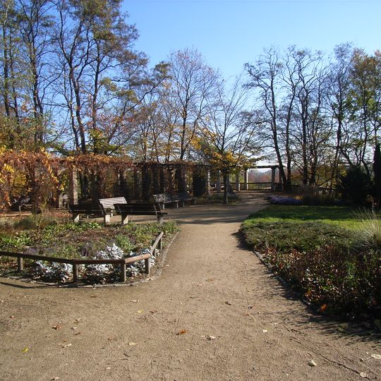 Friedenshöhe; Parkanlage in ihrer Raumbildung und Flächengliederung, mit Bodenrelief, Wegesystem, raum- und strukturbildender Bepflanzung, Aussichtsplattform, Pergola, Stauden- und Sommerblumenbeete sowie 3 Kunstguss-Figurengruppen des Bautzner Bil
