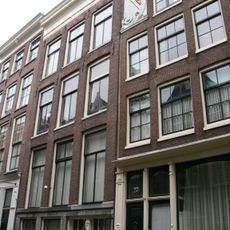 Pand met gevel onder rechte lijst