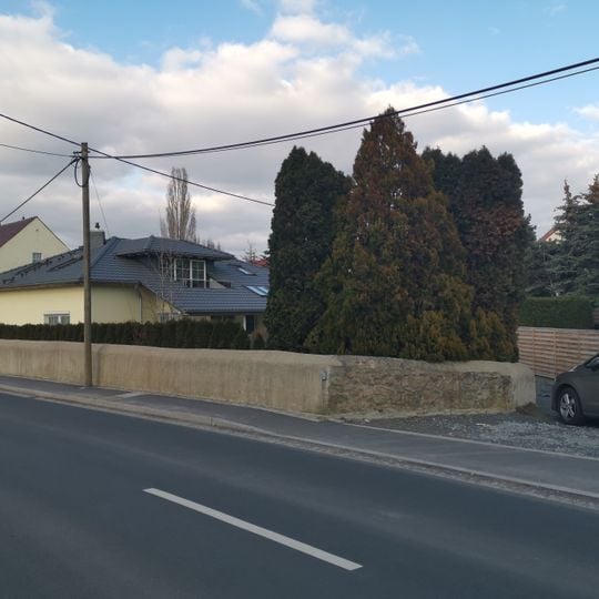 Radeburger Straße 6, Mauer