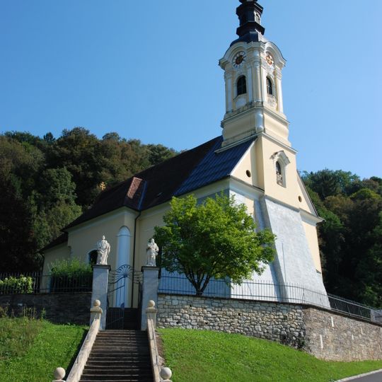 Stiegenaufgang mit Statuen Apostel Petrus und Paulus