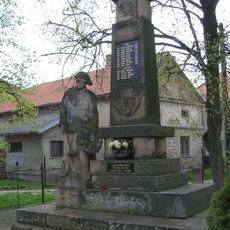 Pomník padlým ve středu Vykáně