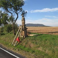 Socha svatého Jana Nepomuckého západně od Močidlece