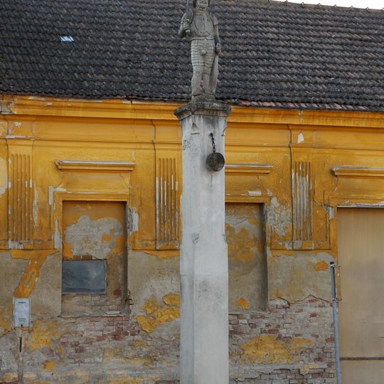 Der abgefaste Pfeiler beim Schloss wurde 1716 anstelle eines im 13. Jahrhundert errichteten Holzprangers erbaut. Im Jahr 2000 wurde der fehlende Pranger-Hansl im Zuge einer Renovierung ergänzt.
